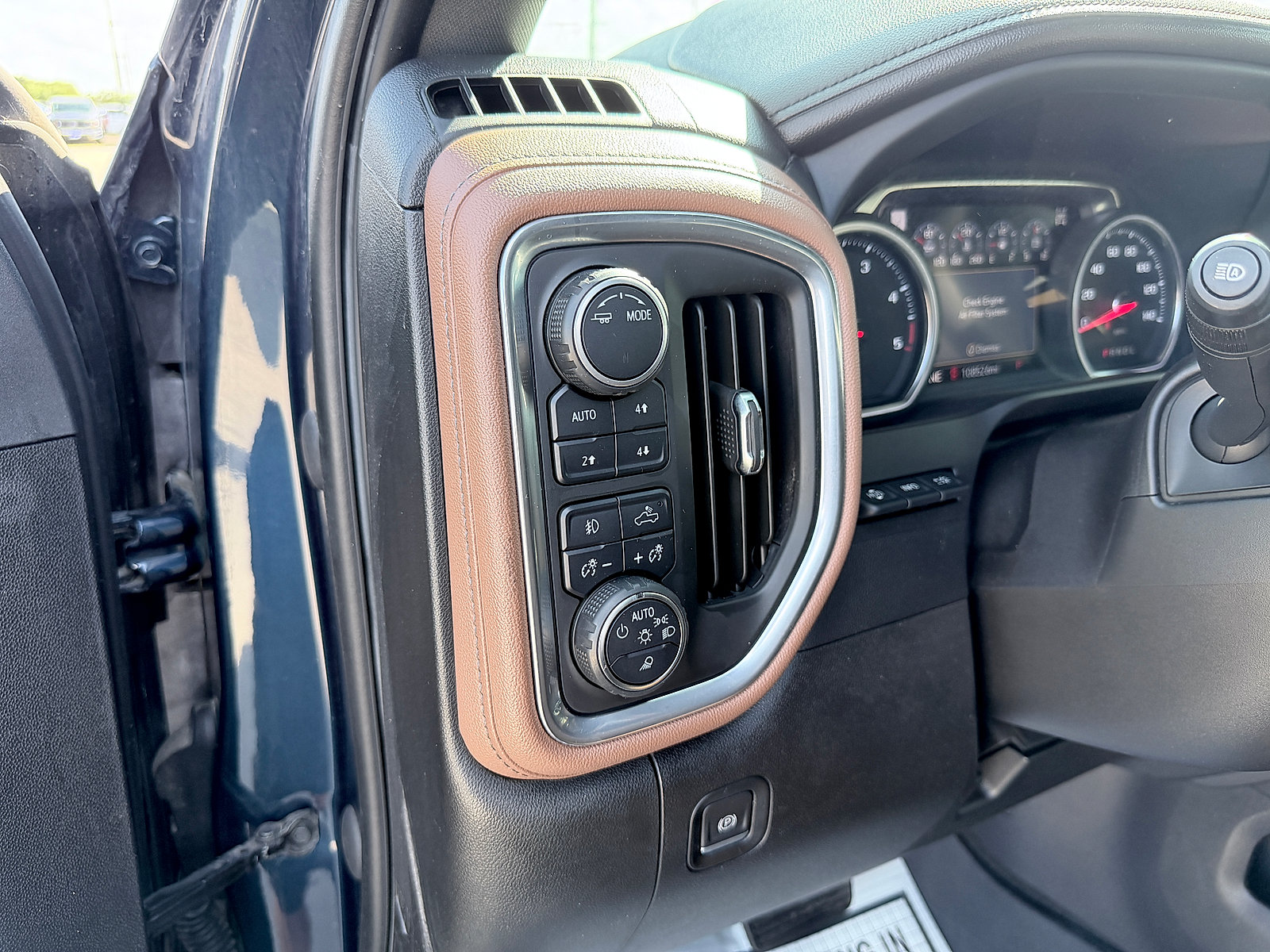 Used 2022 Chevrolet Silverado 2500 High Country w/ Technology Package AWD/4WD image 25