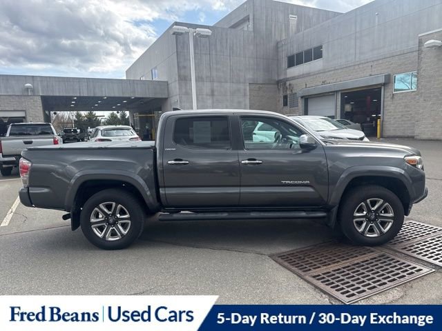 Used 2016 Toyota Tacoma Limited w/ Towing Package image 4
