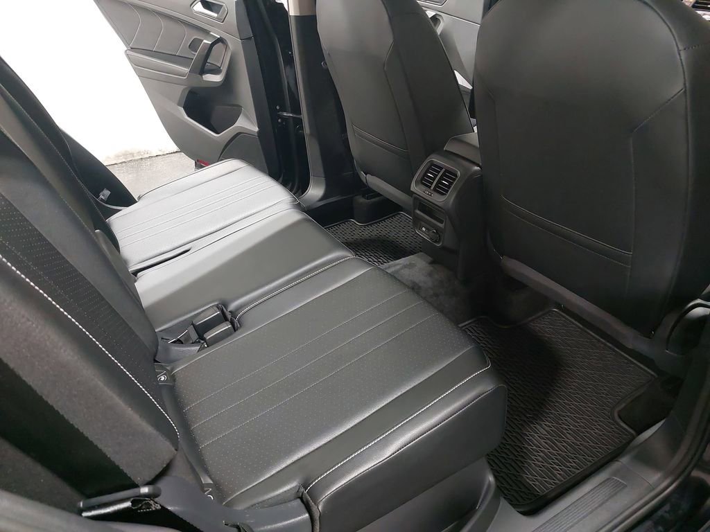 Used 2023 Volkswagen Tiguan SE image 11