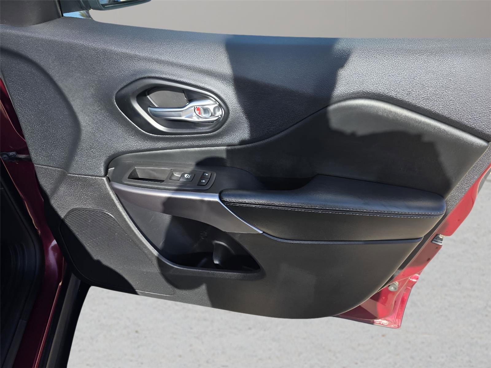 Used 2021 Jeep Cherokee Latitude Lux w/ Sun & Sound Group image 39