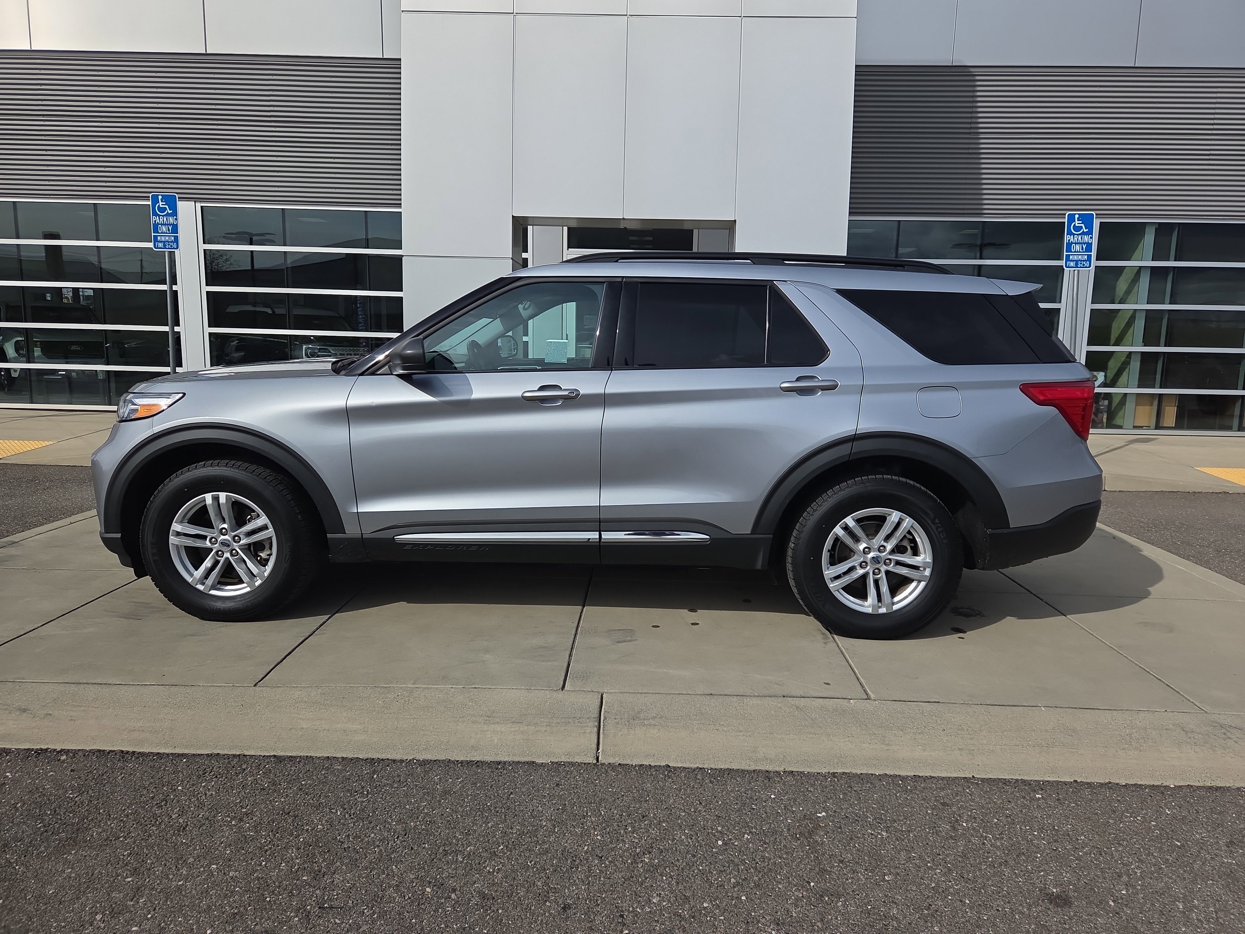 Used 2022 Ford Explorer XLT image 2