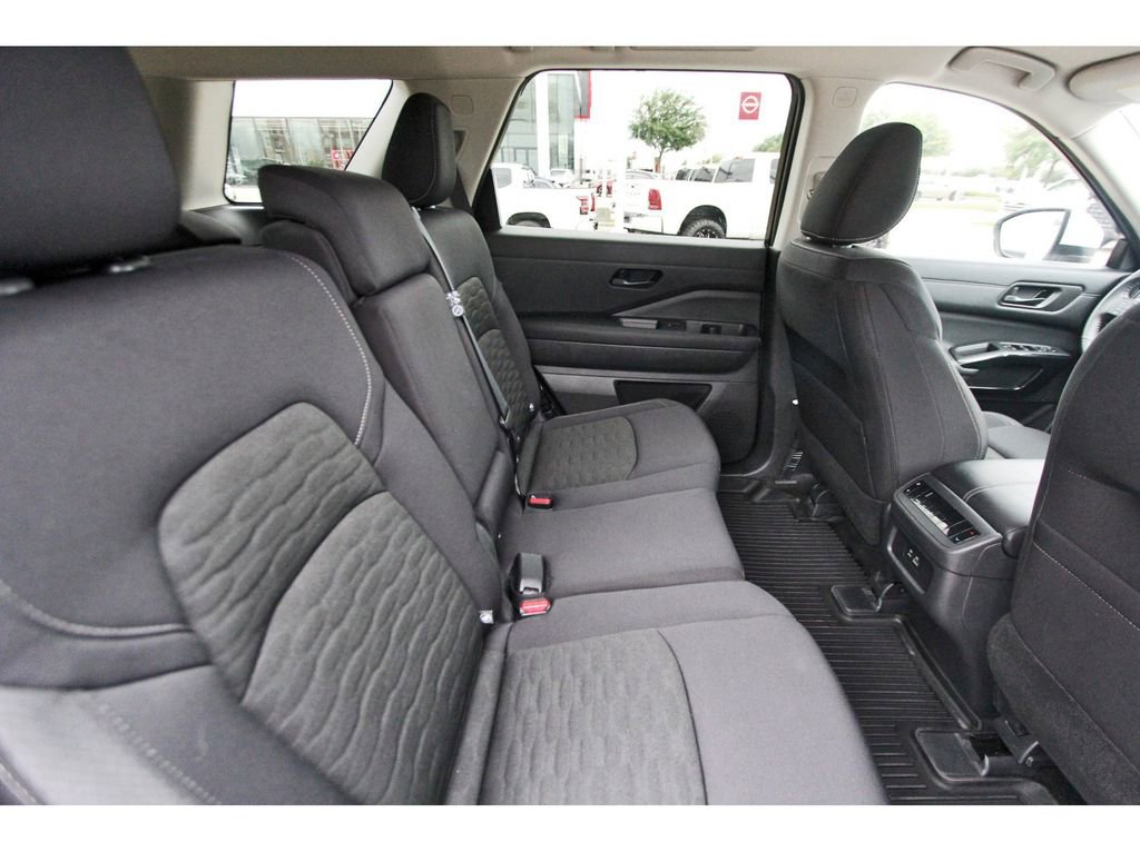 Used 2025 Nissan Pathfinder SV image 10