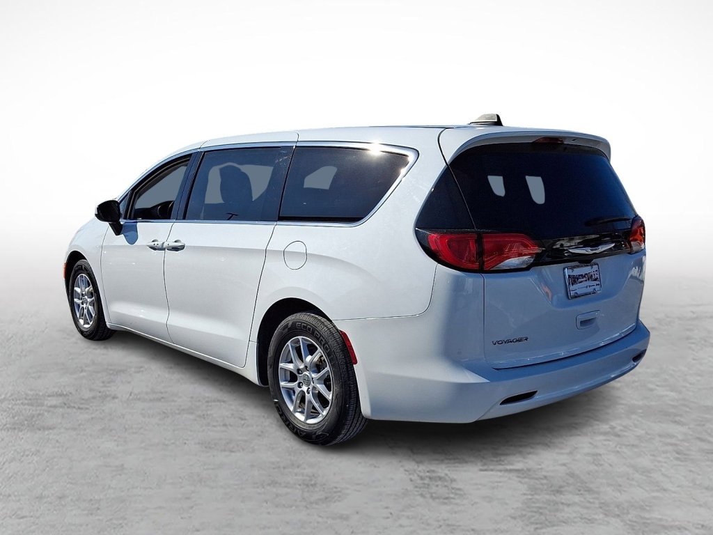 Used 2023 Chrysler Voyager LX image 3