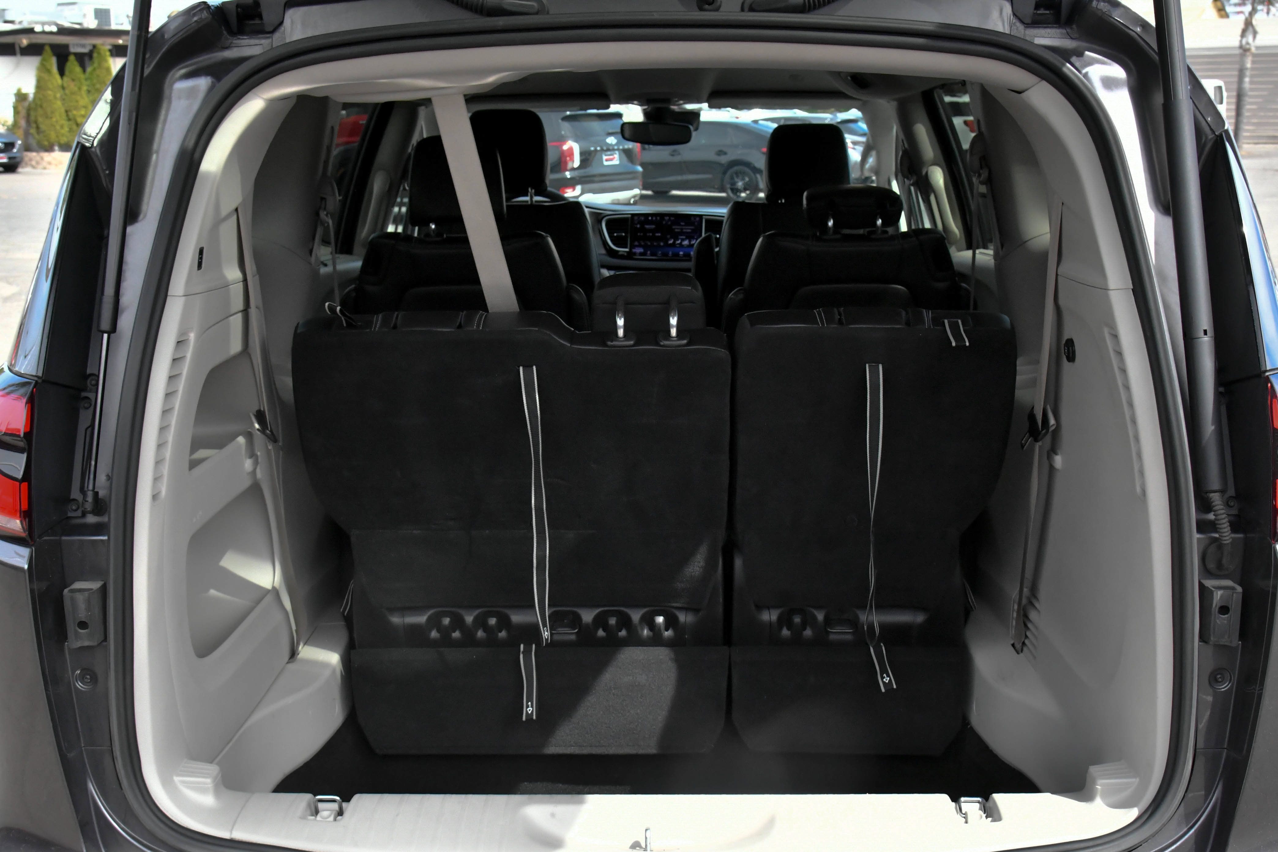 Used 2023 Chrysler Pacifica Touring-L FWD image 45