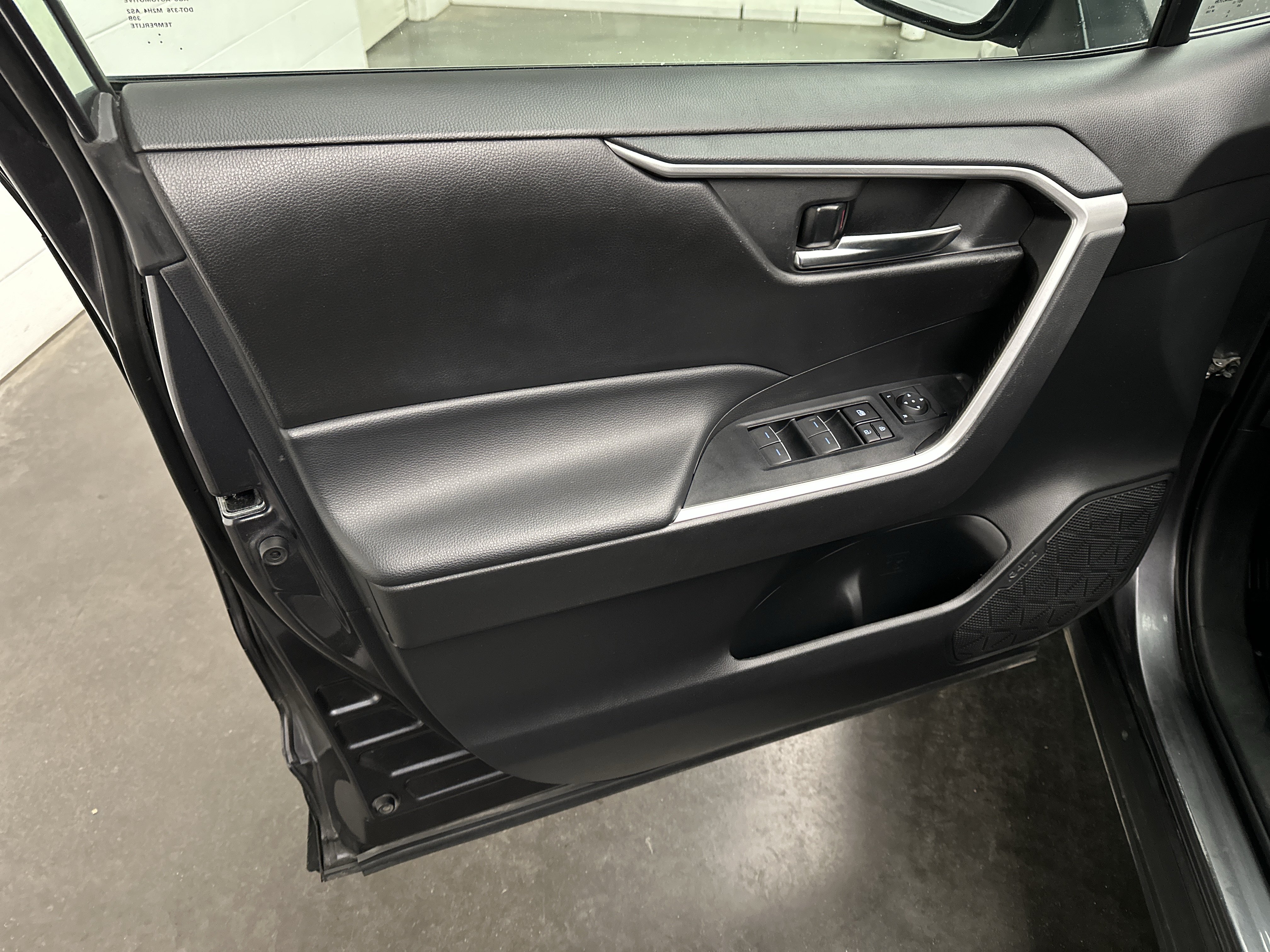Used 2022 Toyota RAV4 XLE w/ Convenience Package AWD/4WD image 17