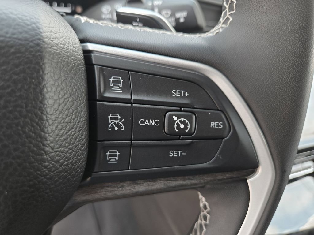 Used 2023 Jeep Grand Cherokee Limited w/ Luxury Tech Group II AWD/4WD image 16