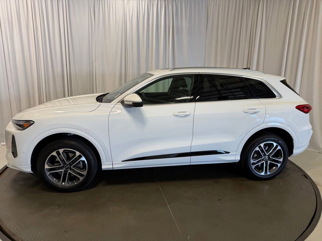 Certified 2025 Audi Q5 Premium w/ Convenience Package AWD/4WD image 2