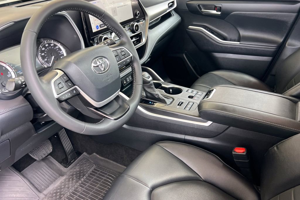 Certified 2024 Toyota Highlander XLE AWD/4WD image 12