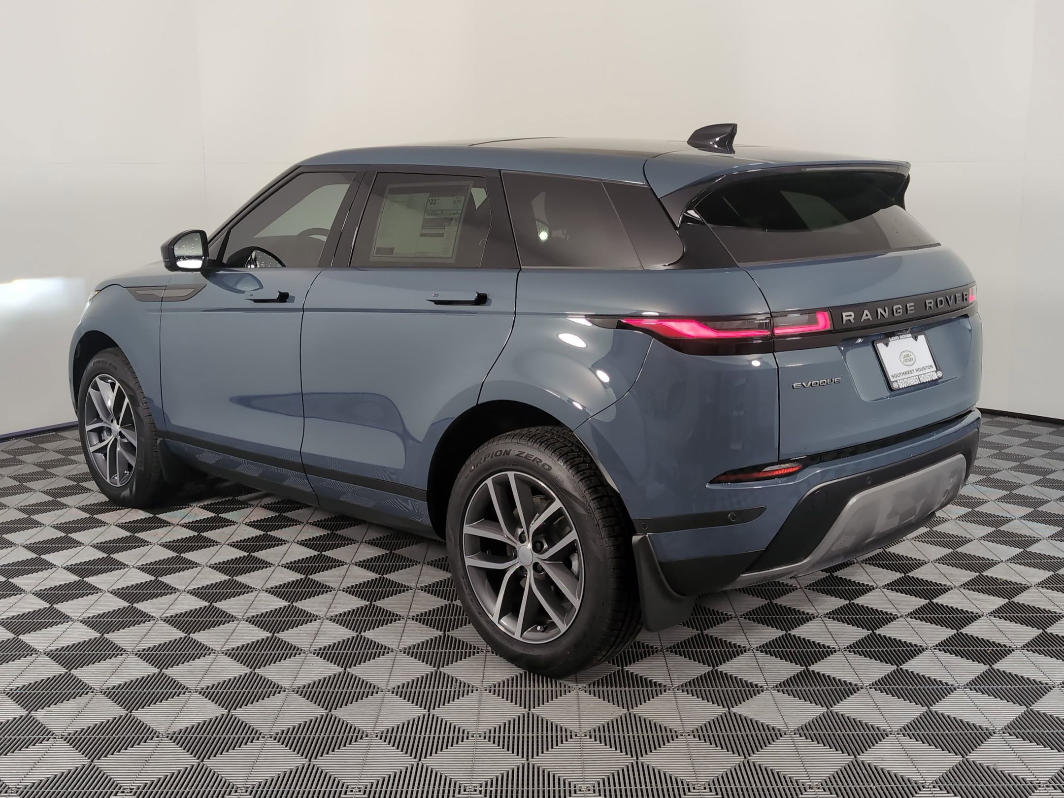 Used 2026 Land Rover Range Rover Evoque S image 3