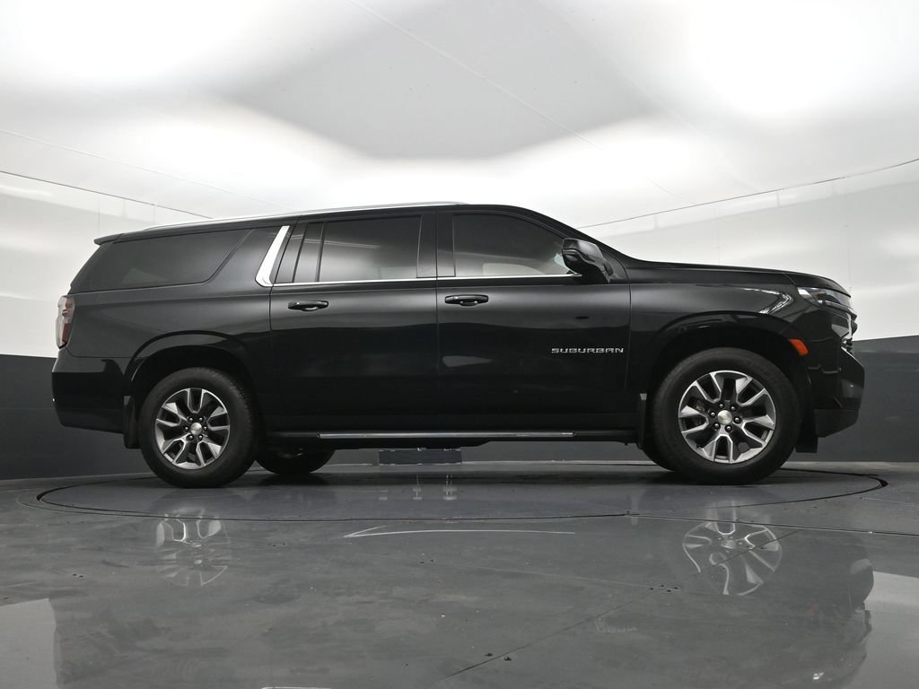 Used 2022 Chevrolet Suburban LT w/ Luxury Package RWD image 28