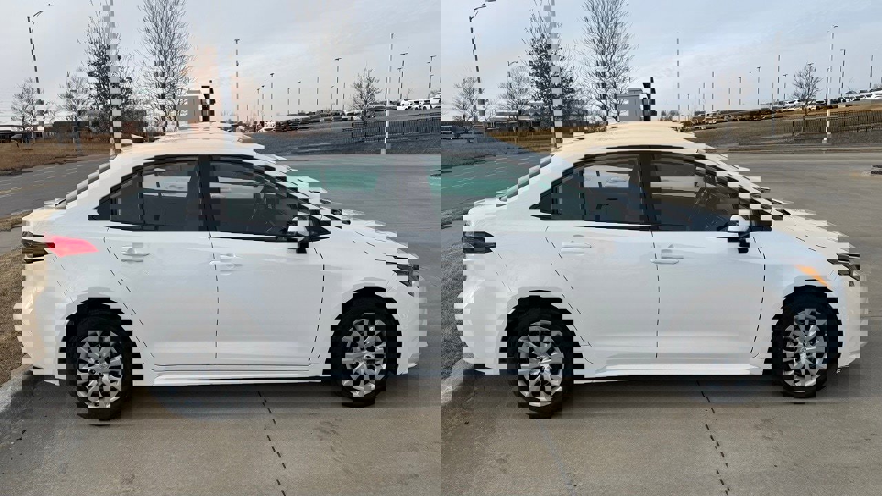 Used 2025 Toyota Corolla LE image 7