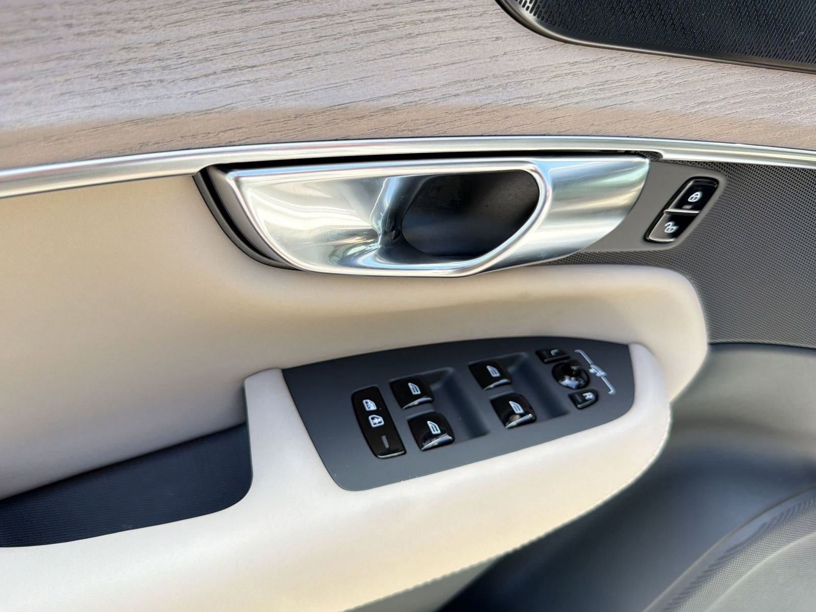 New 2026 Volvo XC90 B6 Plus w/ Protection Package image 12