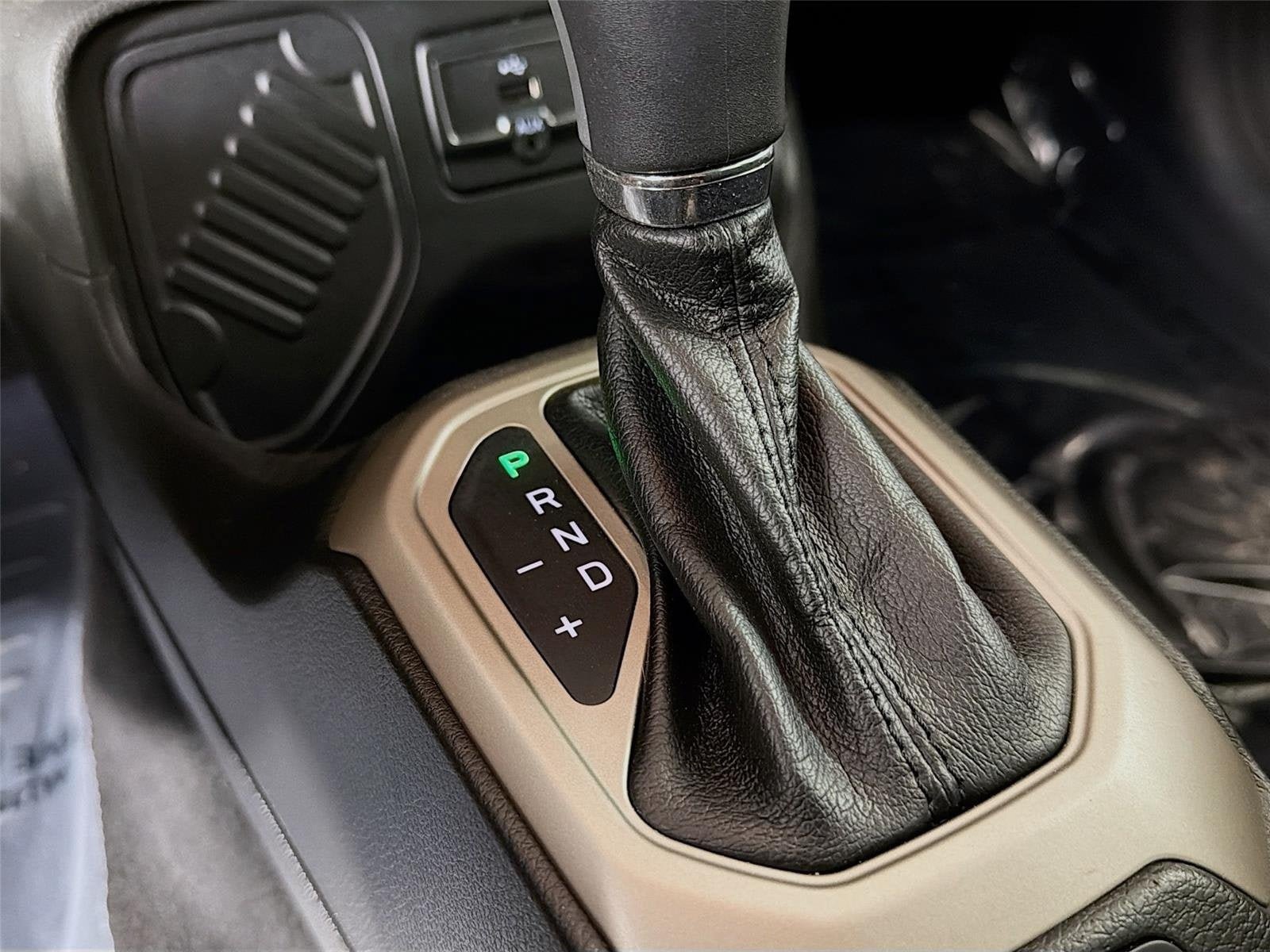 Used 2015 Jeep Renegade Latitude FWD image 18