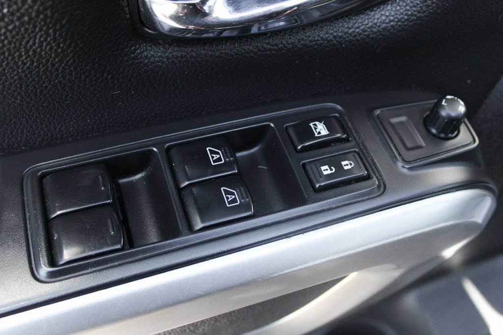 Used 2022 Nissan Titan SV image 14