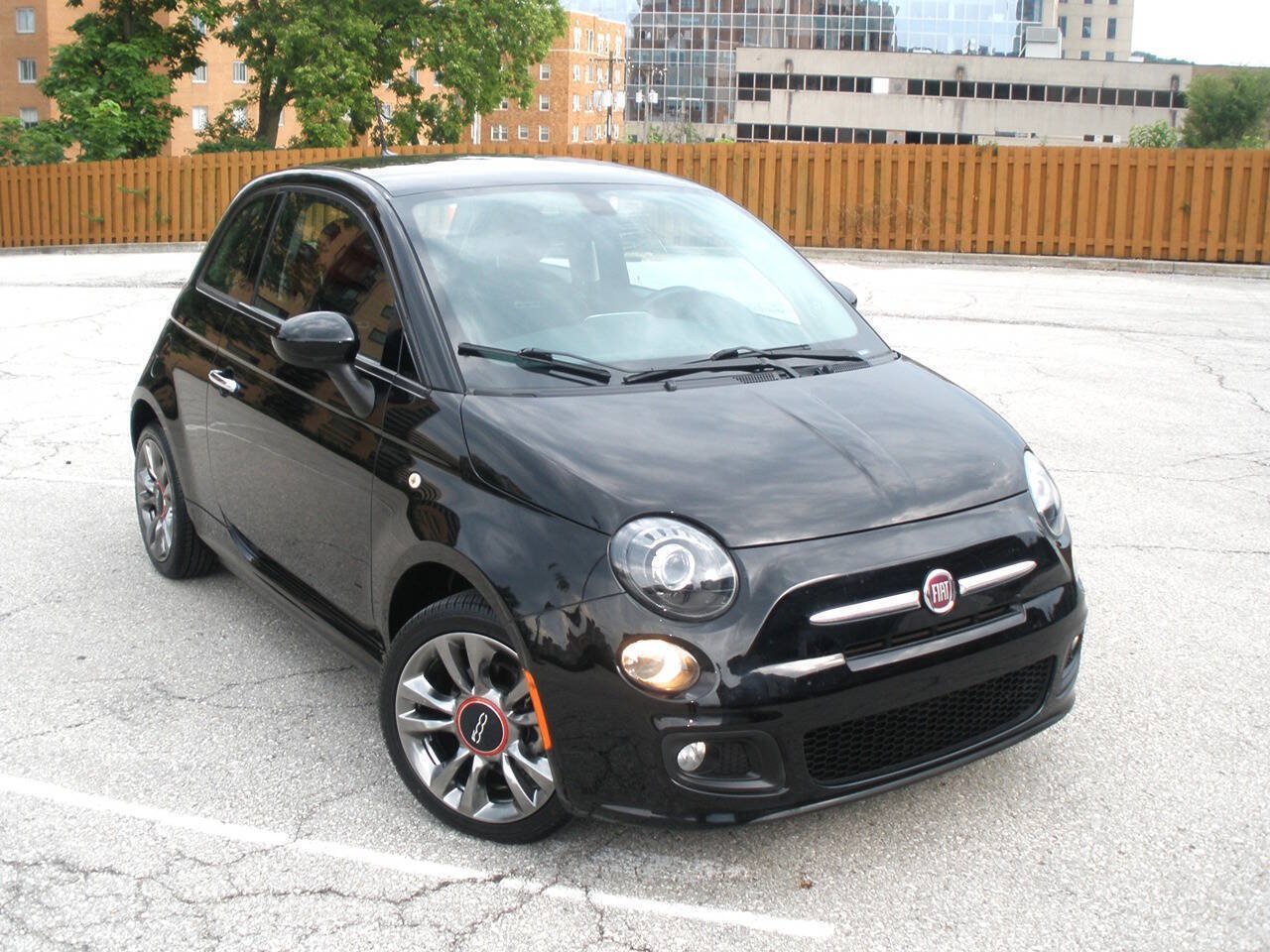 Used 2017 FIAT 500 Pop w/ Sport Appearance Package FWD image 3