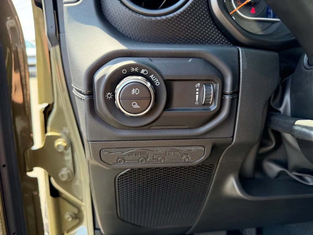 Used 2025 Jeep Gladiator Mojave w/ Convenience Group AWD/4WD image 16