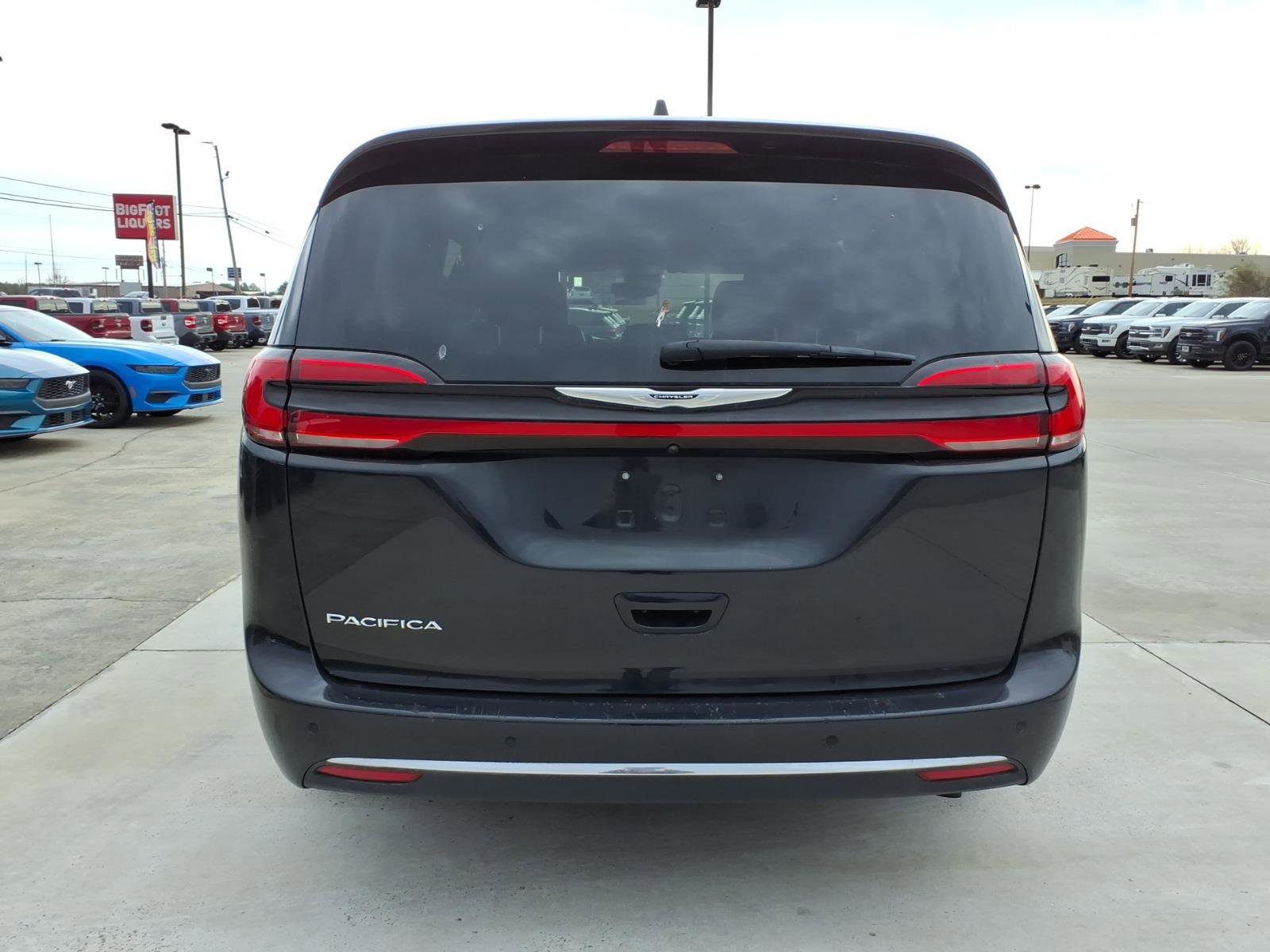 Used 2023 Chrysler Pacifica Touring-L image 4