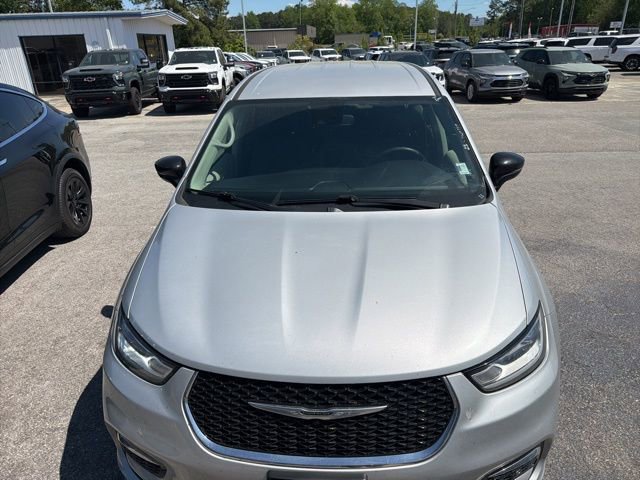 Used 2024 Chrysler Pacifica Touring-L FWD image 19