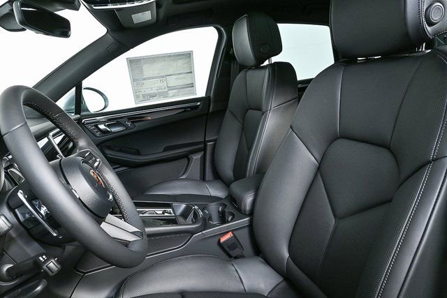 Certified 2026 Porsche Macan AWD/4WD image 5