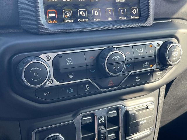 Used 2022 Jeep Wrangler Unlimited Sahara AWD/4WD image 31