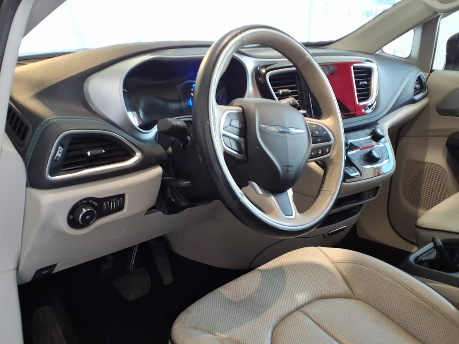 Used 2018 Chrysler Pacifica Limited w/ Advanced Safetytec Group FWD image 9