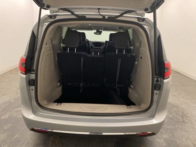 Used 2022 Chrysler Pacifica Touring-L image 30