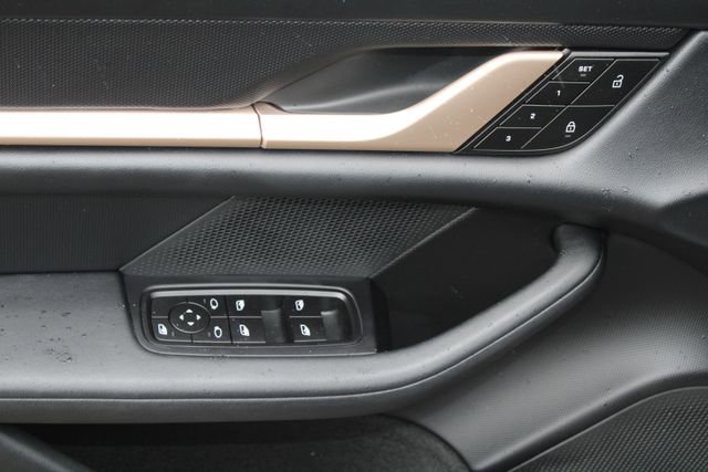 Used 2022 Porsche Taycan 4S image 13