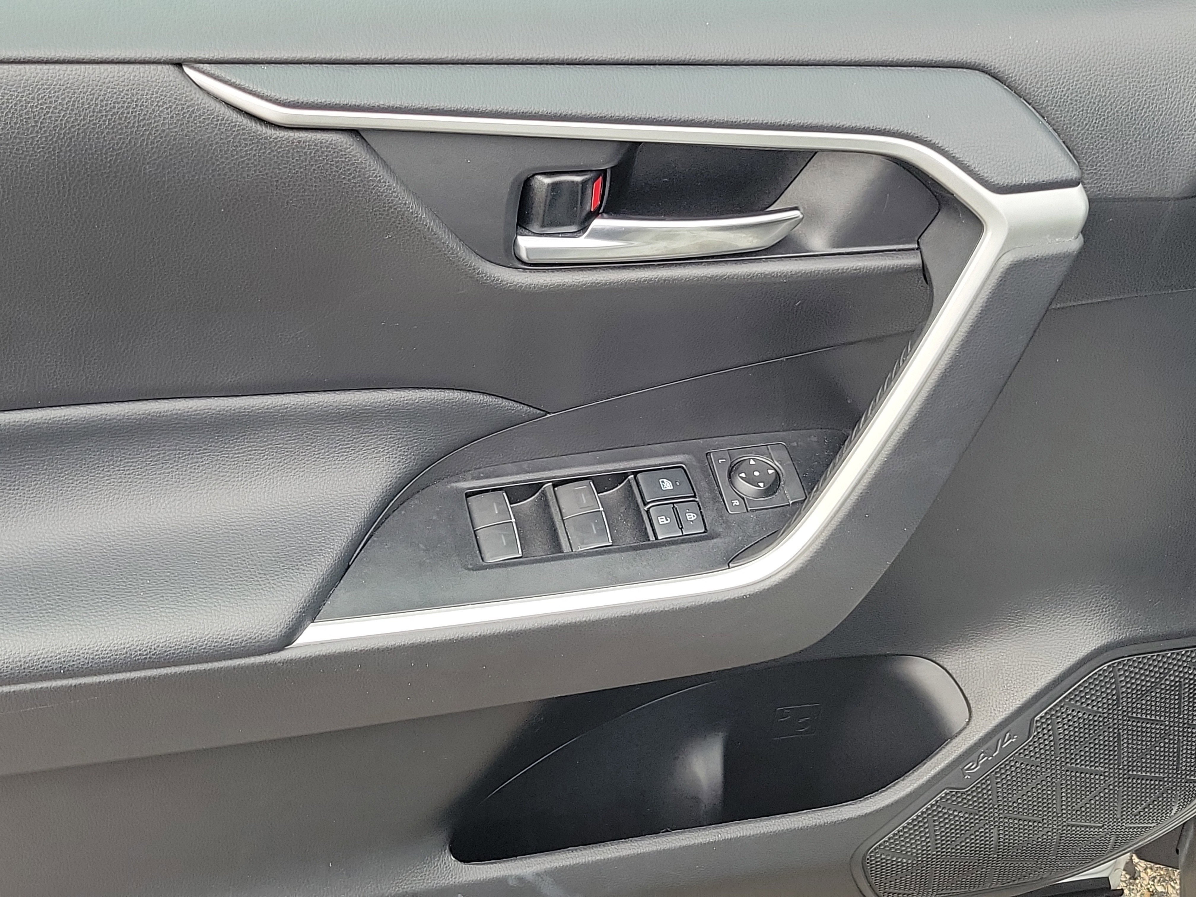 Used 2022 Toyota RAV4 XLE image 21