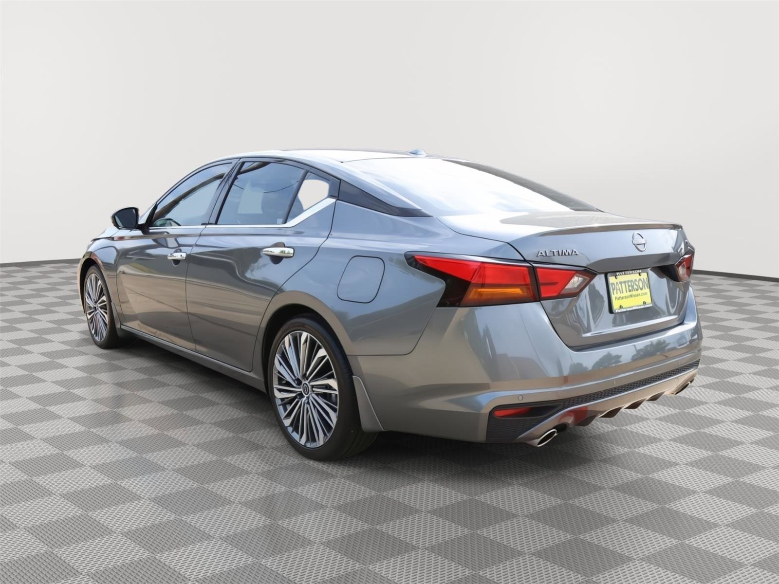 Used 2025 Nissan Altima 2.5 SR w/ SR Premium Package FWD image 4