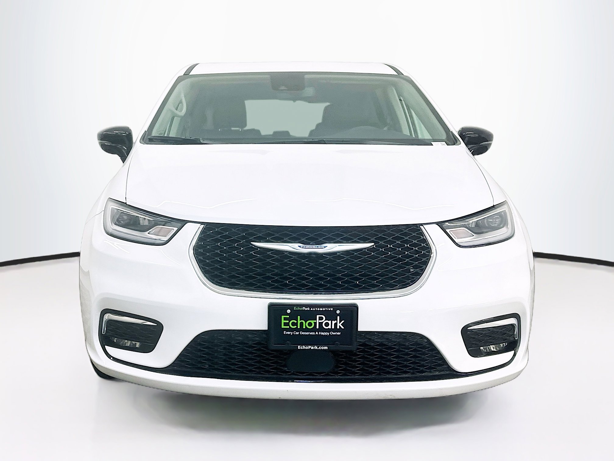 Used 2024 Chrysler Pacifica Touring-L image 2