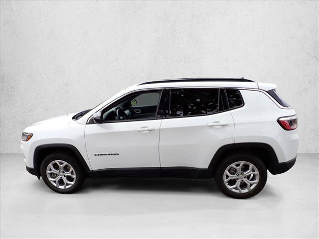 Used 2024 Jeep Compass Latitude AWD/4WD image 2