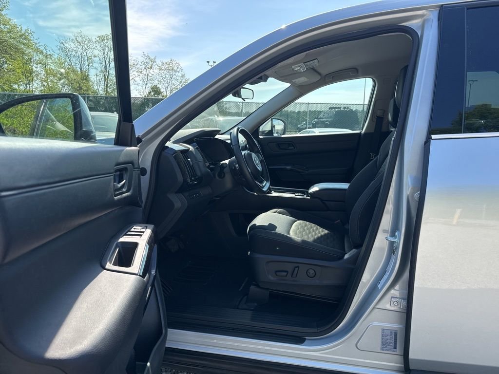 Used 2025 Nissan Pathfinder SV image 14