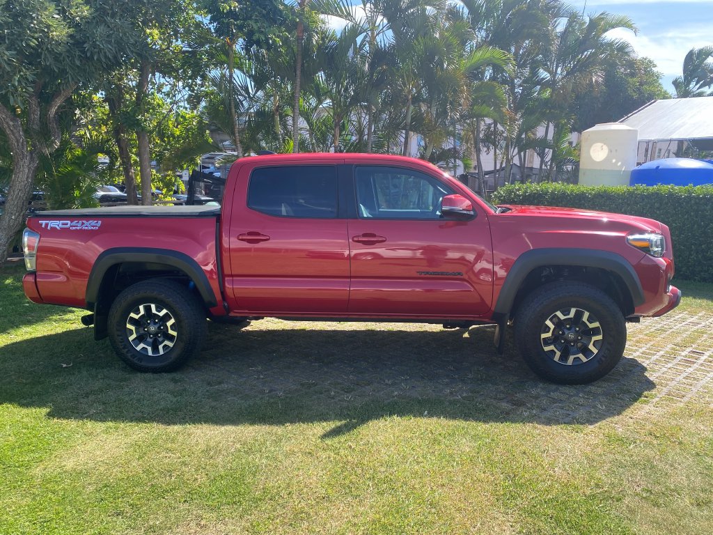 Used 2022 Toyota Tacoma TRD Off-Road w/ Technology Package AWD/4WD image 8