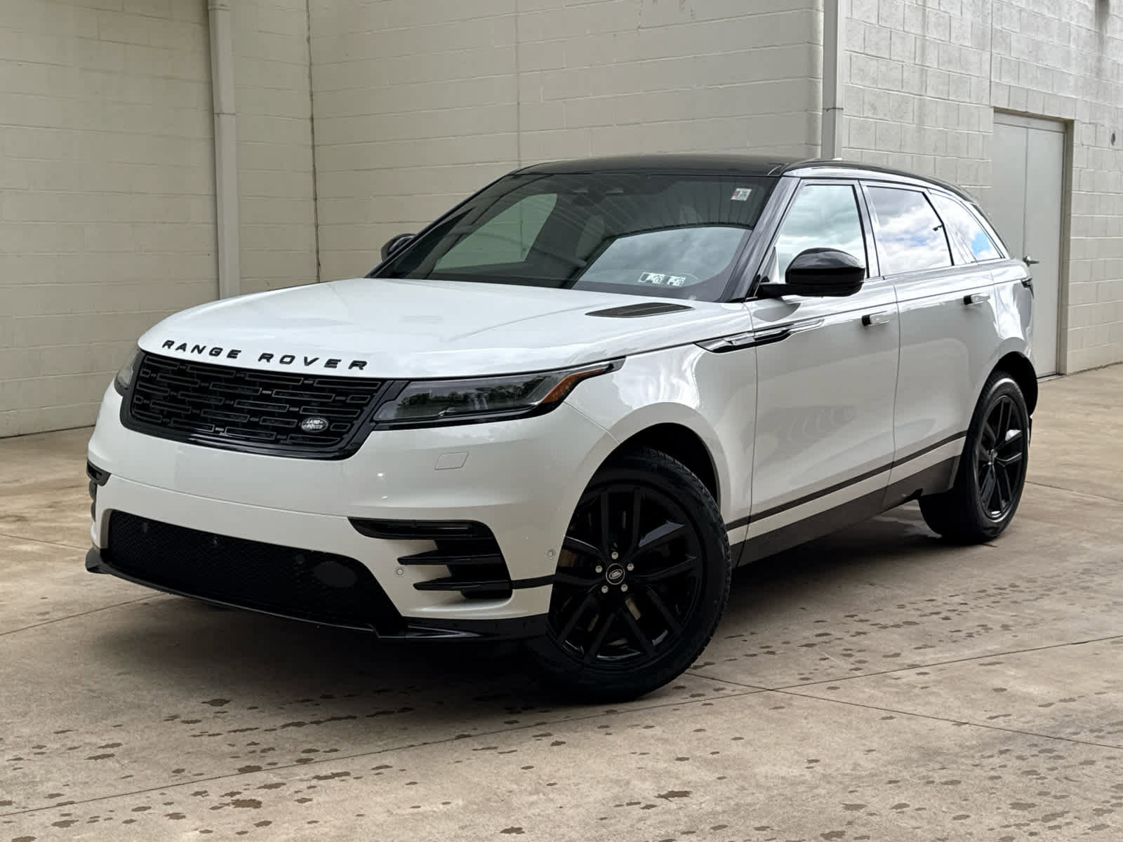 New 2026 Land Rover Range Rover Velar Dynamic SE image 1