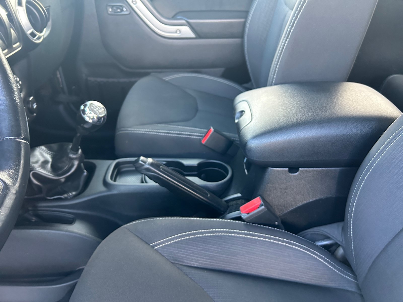 Used 2016 Jeep Wrangler Sahara w/ Connectivity Group AWD/4WD image 15