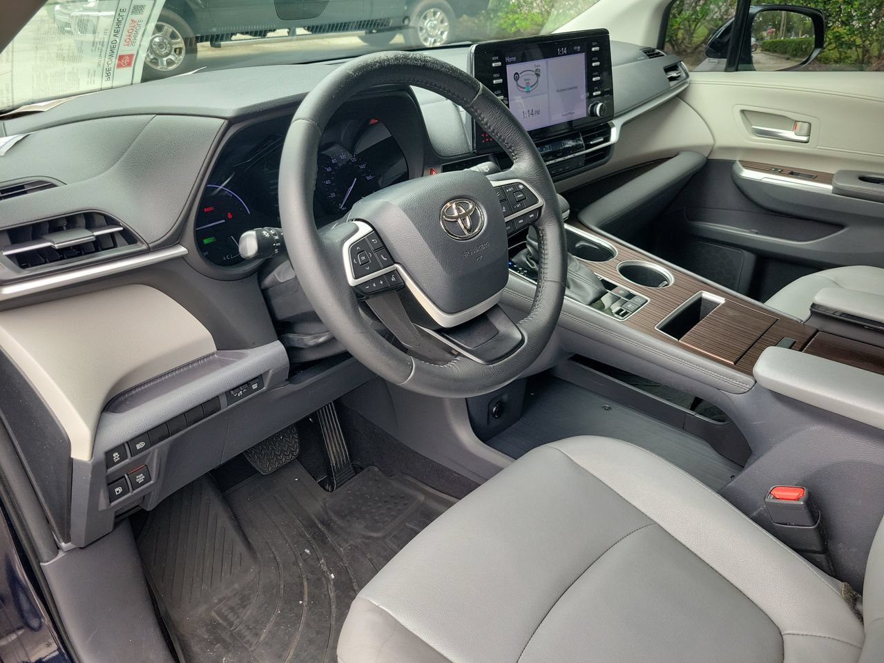 Used 2023 Toyota Sienna XLE FWD image 16