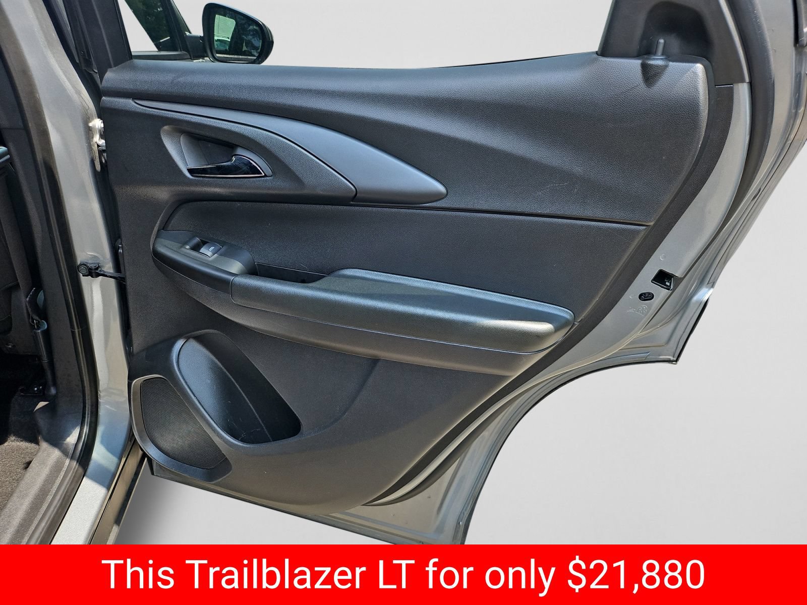 Used 2025 Chevrolet TrailBlazer LT AWD/4WD image 37