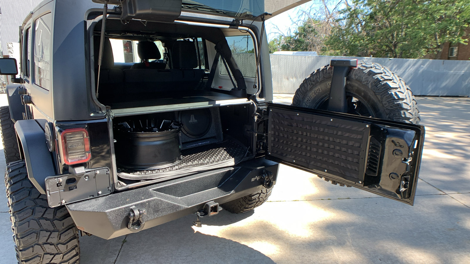 Used 2015 Jeep Wrangler Unlimited Sahara w/ Connectivity Group AWD/4WD image 19