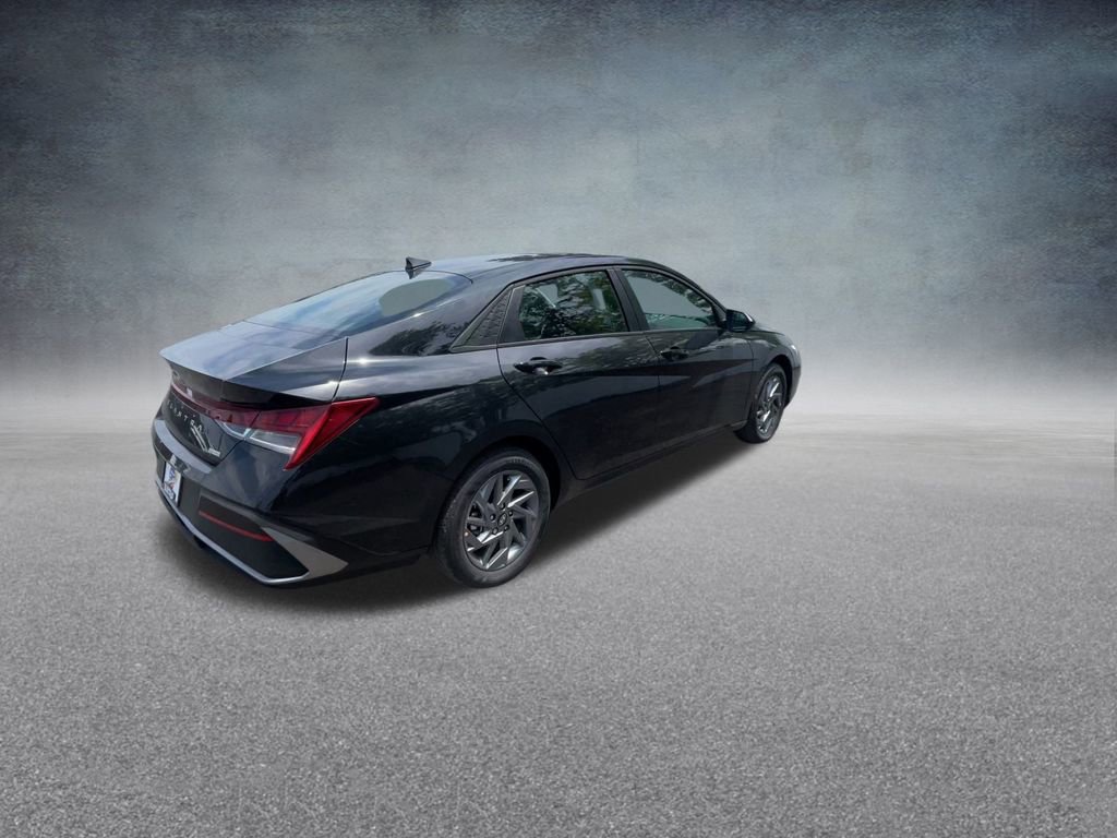 Used 2025 Hyundai Elantra Blue image 22