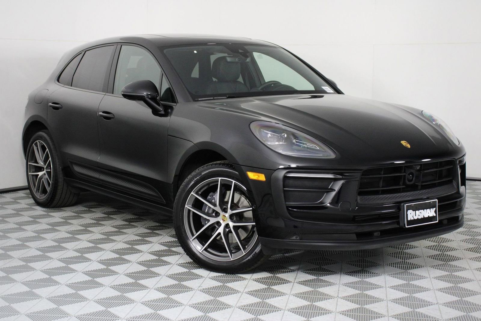 Certified 2025 Porsche Macan image 9