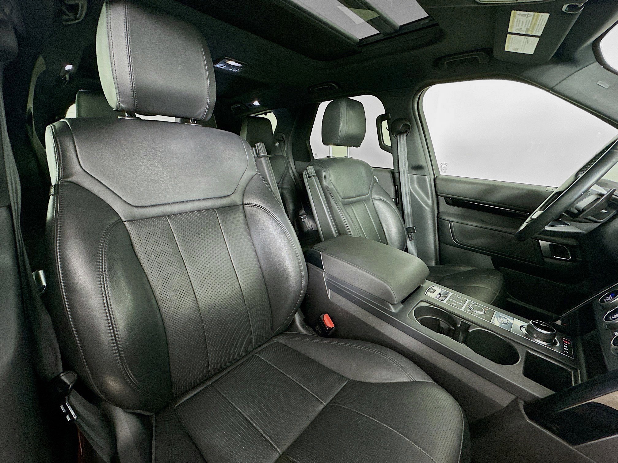 Used 2020 Land Rover Discovery SE image 44