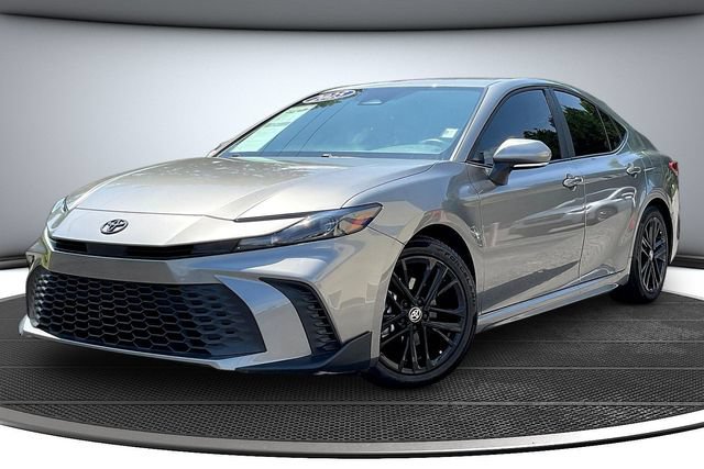 Used 2025 Toyota Camry SE FWD image 1