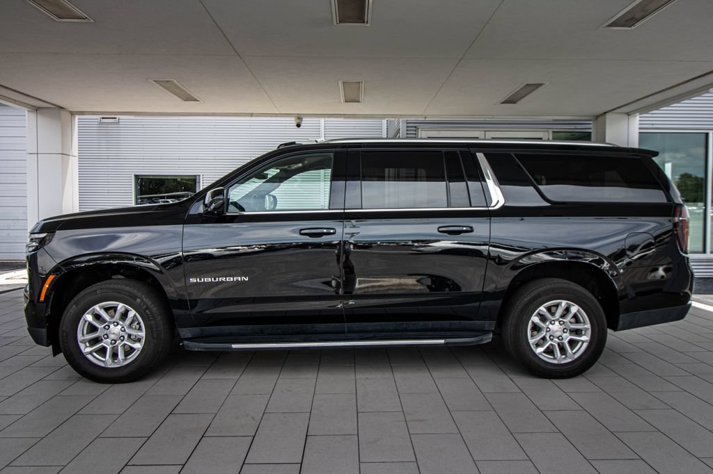 Used 2025 Chevrolet Suburban LT RWD image 10
