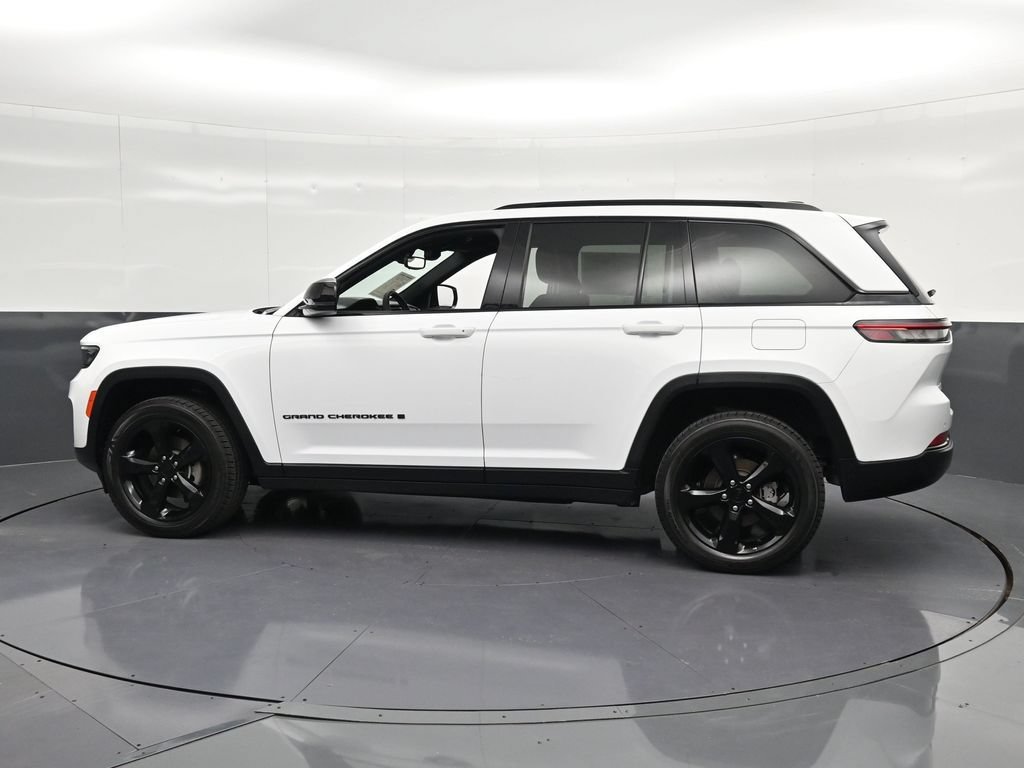 Used 2024 Jeep Grand Cherokee Altitude AWD/4WD image 8
