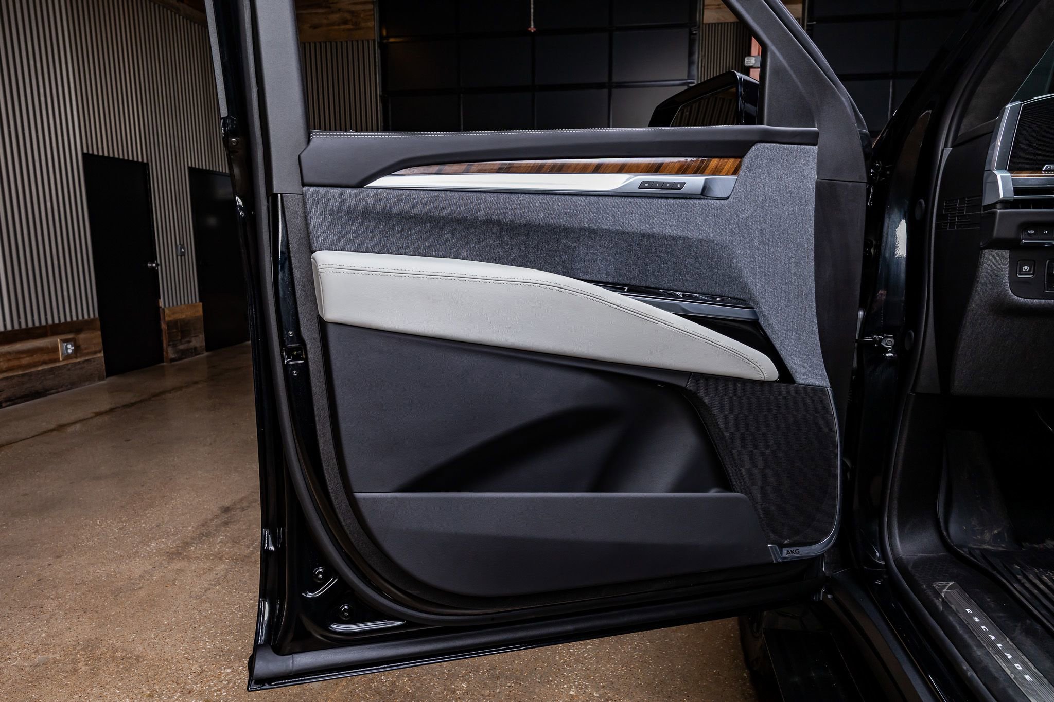 Used 2026 Cadillac Escalade Platinum Sport w/ LPO, ONYX Package image 39