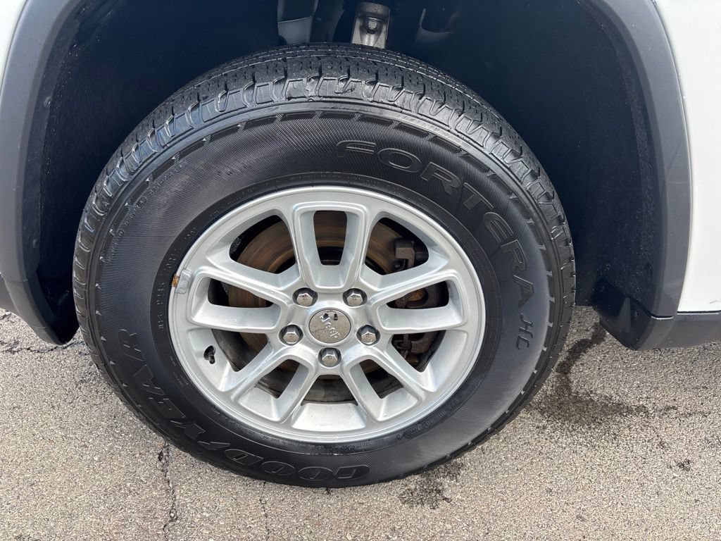 Used 2019 Jeep Grand Cherokee Laredo AWD/4WD image 11