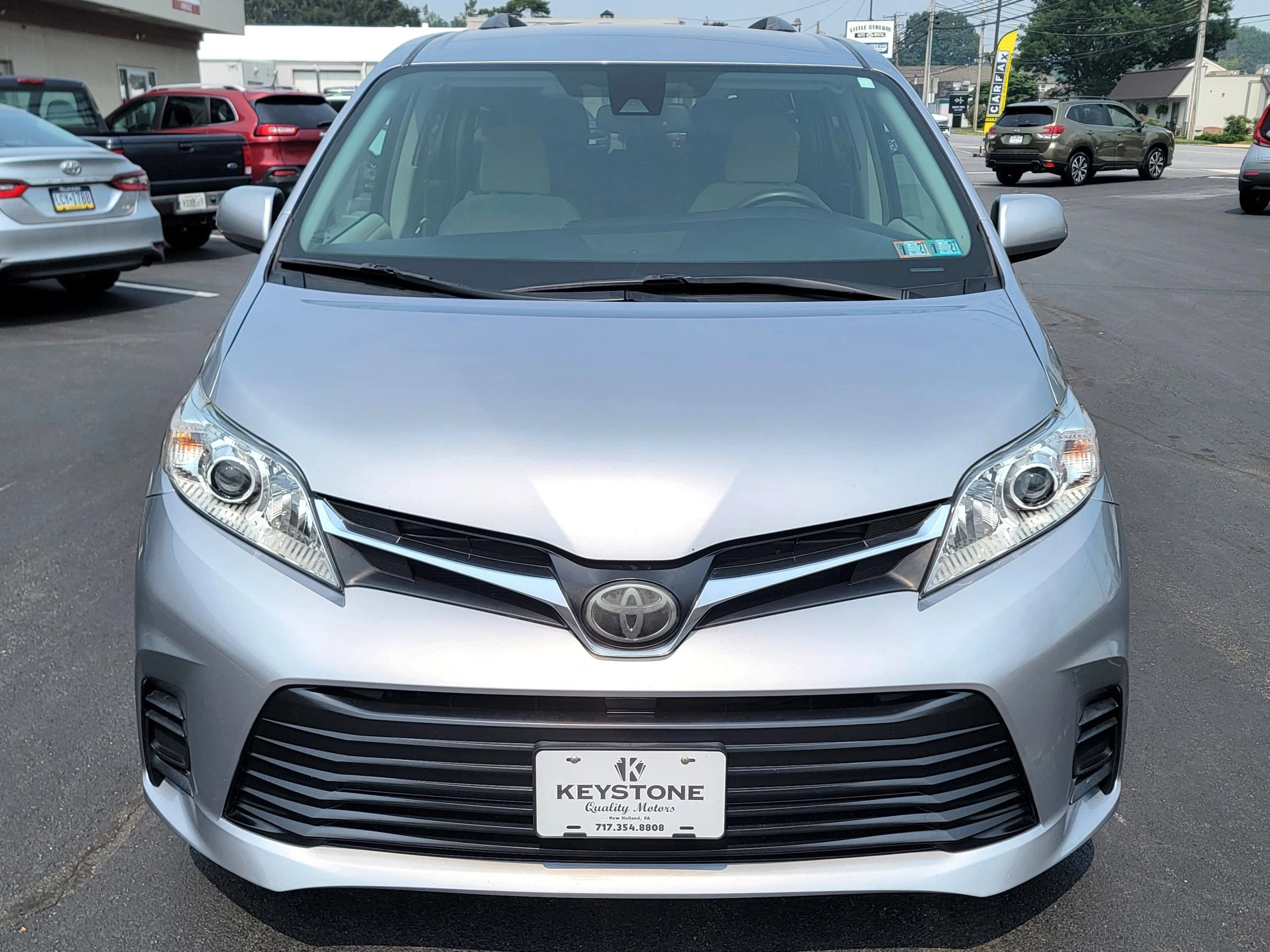 Used 2018 Toyota Sienna LE w/ Carpet Mat Package FWD image 2