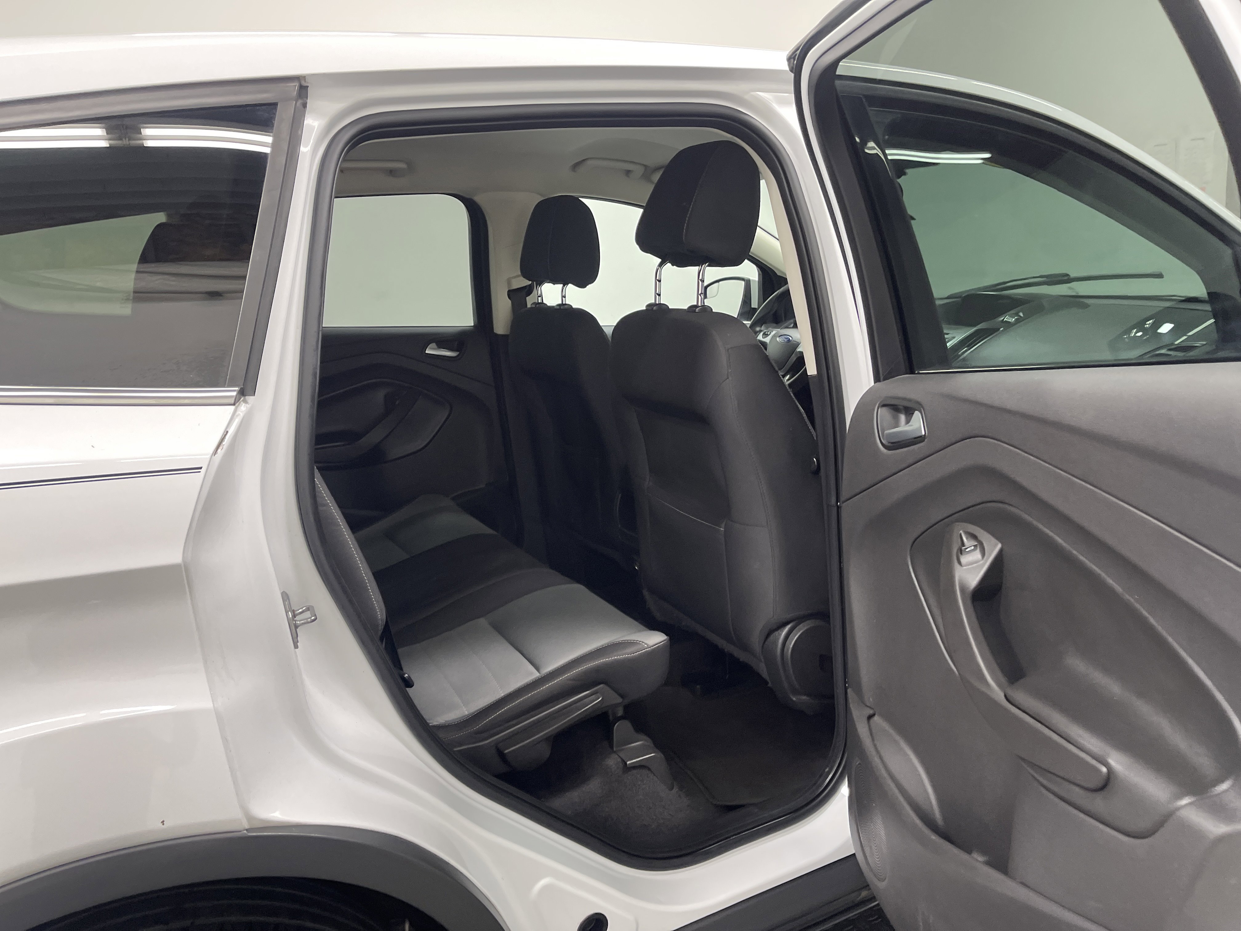 Used 2015 Ford Escape SE image 30