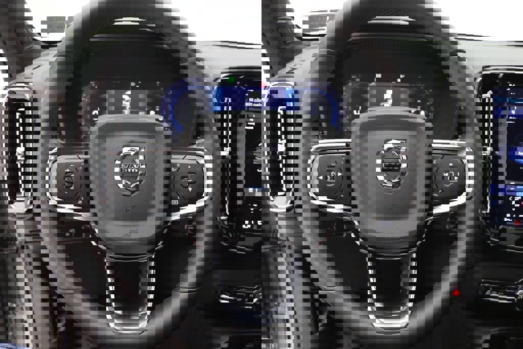 Used 2025 Volvo XC40 B5 Plus image 18