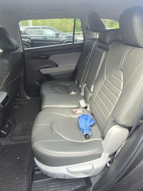 Used 2023 Toyota Highlander LE FWD image 16